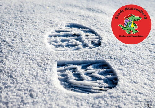 Fußabdruck im Schnee mit KJB Logo