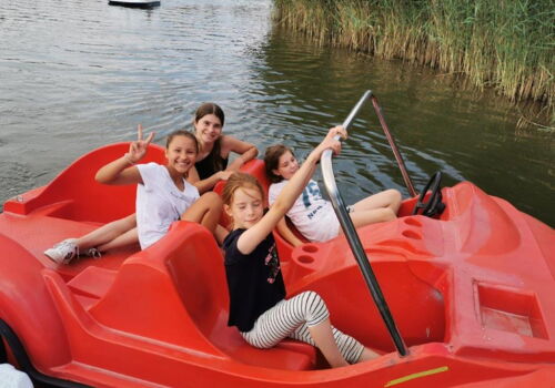 Zeltlager Mädchen im roten Tretboot