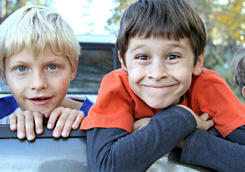 zwei Jungen grinsen in die Kamera