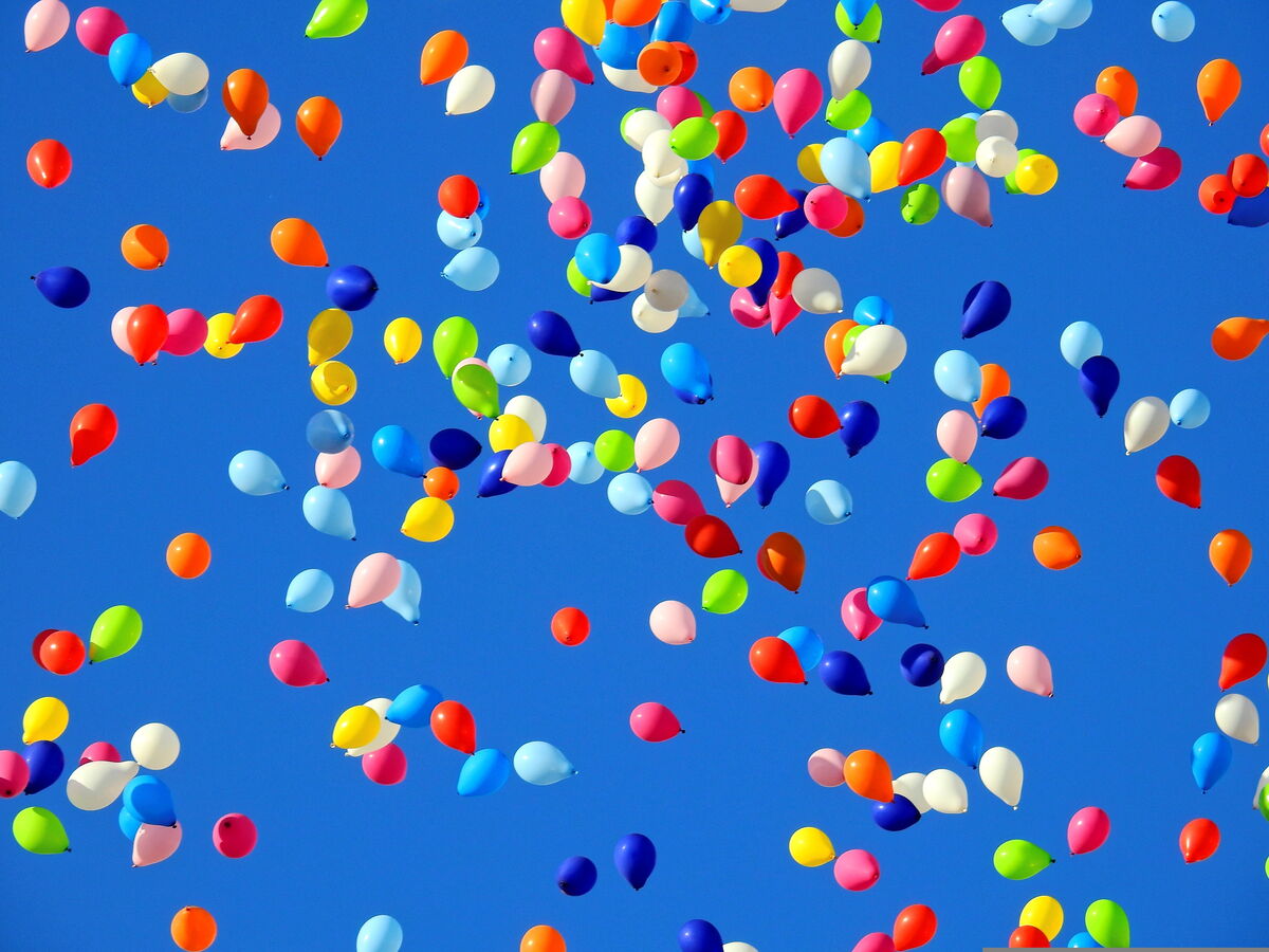 luftballons im blauen himmel