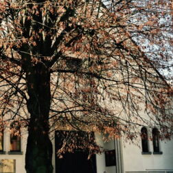 Eingang der Katholischen Kirche Gambach.