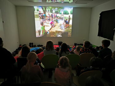 Kinder beim Filmschauen im Jugendzentrum