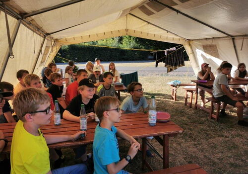 Zeltlager Kinder im Aufenthaltszelt